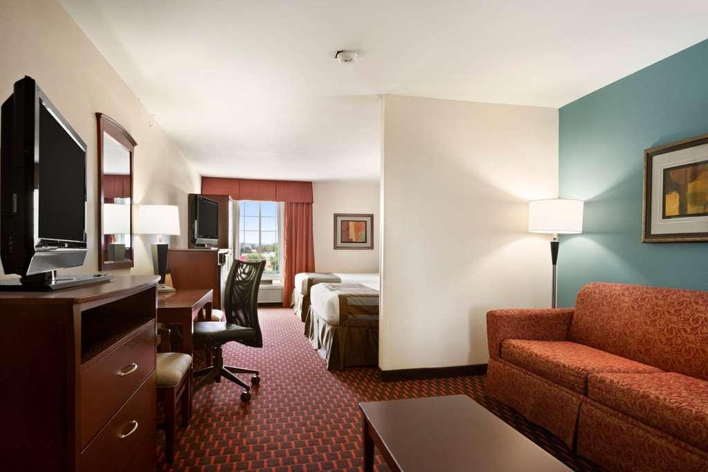Wingate By Wyndham San Marcos Hotel Room photo